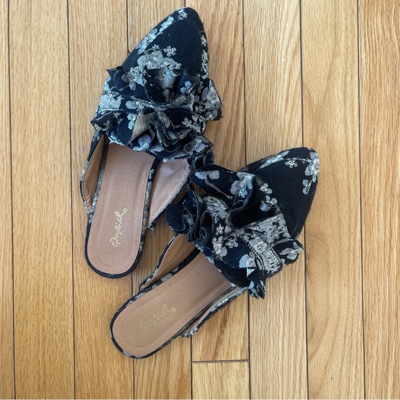 Qupid Black & Silver Brocade Bow Pointed Toe Mules - Picture 3 of 9